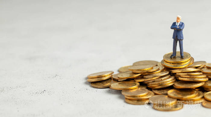 利润丰厚的成功商人正站在一堆金币上对公司的成功投资复制文本空间