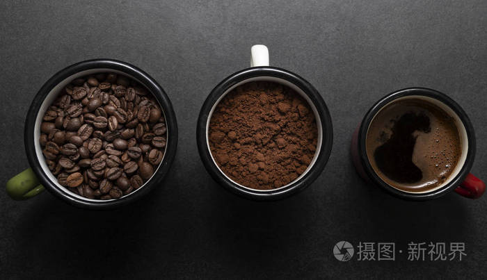 一杯新鲜的生有机咖啡豆和磨粉