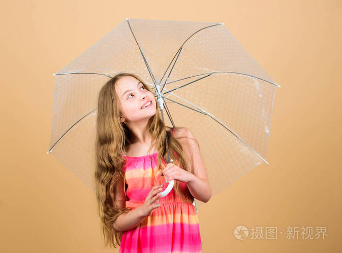 天气预报下雨天来了喜欢雨天小女孩开心地拿着透明伞享受雨天吧无形的