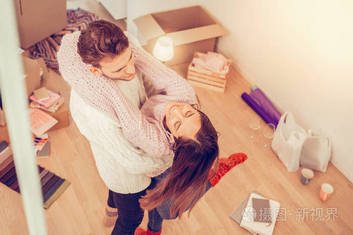 年轻女子在男朋友怀里开心