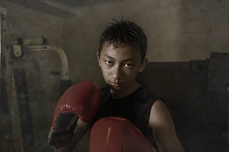 亚洲青少年训练泰国拳击训练看起来像一个正在练习运动的坏蛋拳手照片