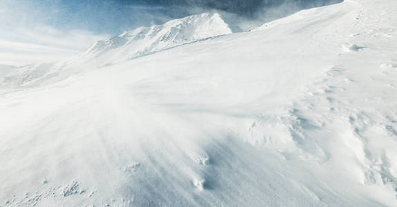 山里的暴风雪图片