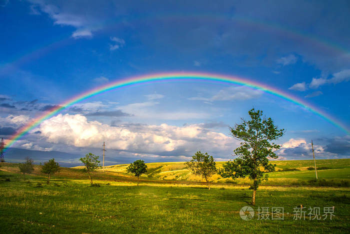 美丽的风景彩虹绿色的草地和树木