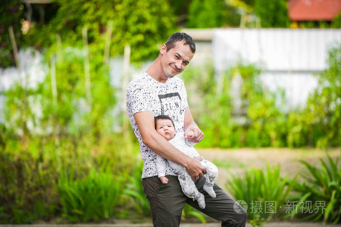 他父亲怀里的新生婴儿.