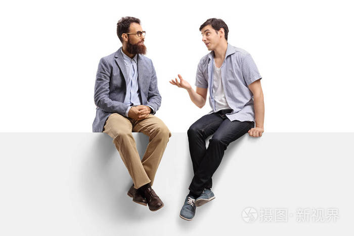 男人坐在横幅上聊天