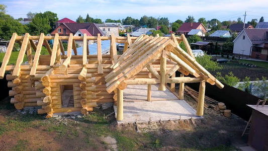 在建的木结构房屋.削减.乡村木屋在建造之初的俯视图为框架形式照片