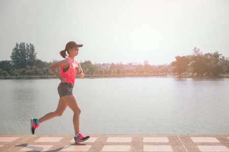 运动型女性慢跑者在公园晨练的肖像.照片