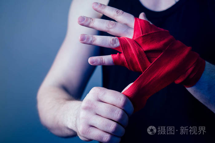 那人出击了.手上的红色绷带