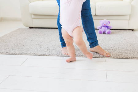 快乐有趣的孩子在户外和妈妈一起学走路年轻孩子学走路