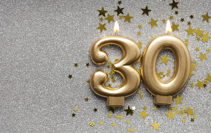 星星和闪光背景上的30号金色庆祝蜡烛