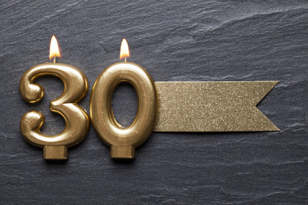蜡烛标签金色30号庆典蜡烛,带闪光标签照片