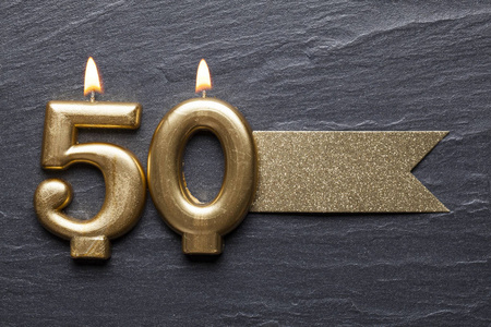 蜡烛标签带闪光标签的金色50号庆祝蜡烛照片