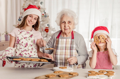 奶奶和孙女们一起烤饼干图片
