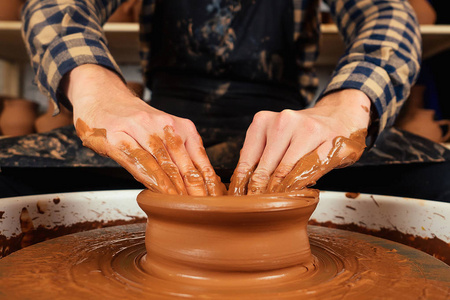这个陶工在一个用粘土做陶器的作坊里工作.陶艺造诣与创造力照片