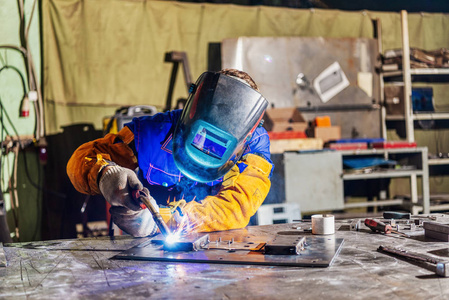 焊接中的焊工图片