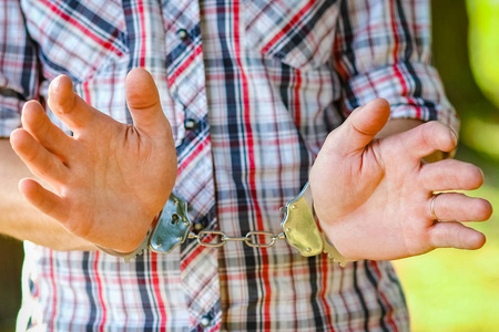 小偷外面一个被铐在公园外面的人照片