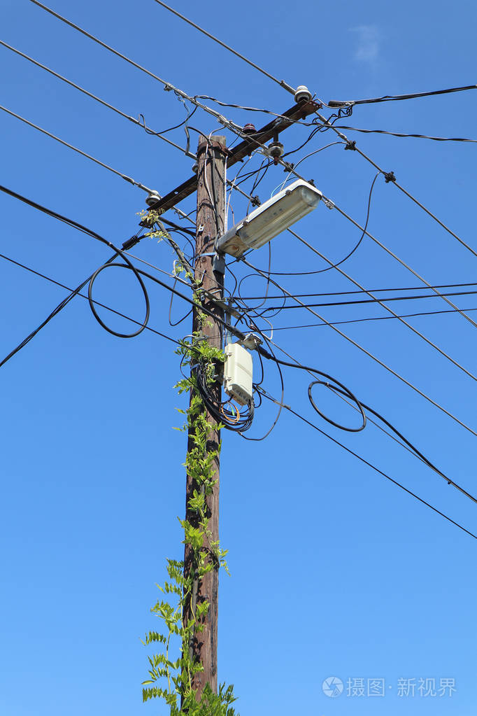 带互联网路由器的旧木路灯杆