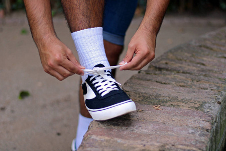 系着鞋带彩色的运动鞋图片