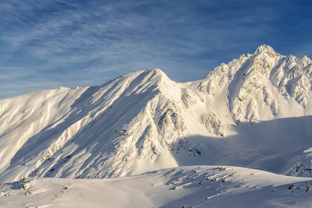 背景是蓝色透明的sy.天然岩石蒂罗尔景观照片