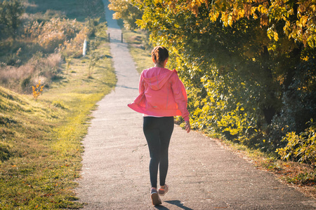 夕阳下跑步的人图片