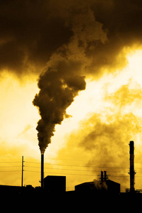 工厂或发电厂烟囱的污染和烟雾图片