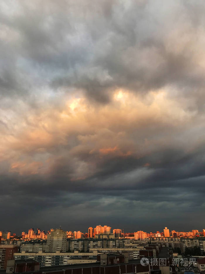 高楼屋顶上乌云密布暴风雨或飓风前的天空