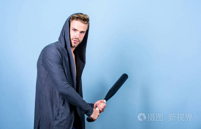 体育活动充满活力运动流氓打球棒侵略和愤怒土匪团伙与冲突拿着棒球棒