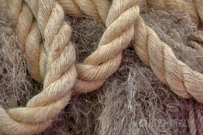 由天然大麻茎制成的粗绳子