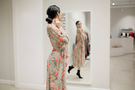 在试衣间的女人图片