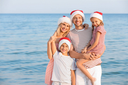 一家人在热带度假村庆祝圣诞节图片