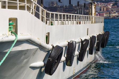 船舷上的橡胶轮.照片