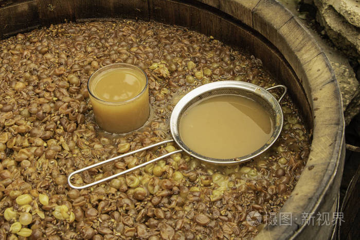 在白葡萄酒发酵过程中有很多果汁和甜味