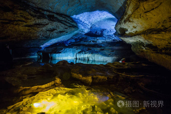 美丽的天然洞穴尼日的地下湖泊瀑布