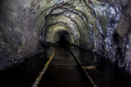 巴斯勒一座废弃的老煤矿坑道被水淹没,留下锈迹照片