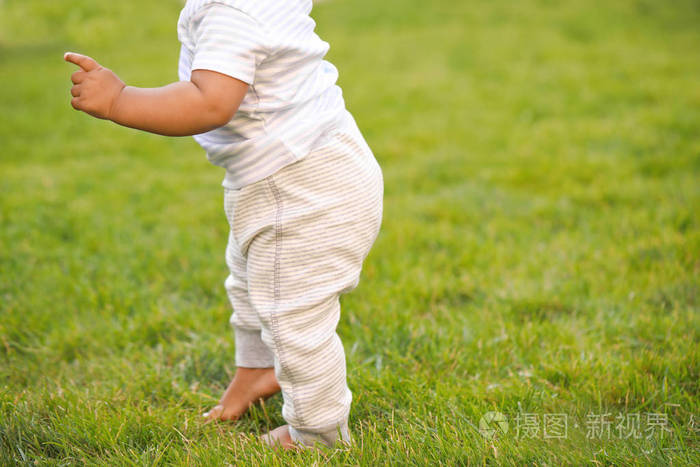 可爱的小宝宝在户外学走路