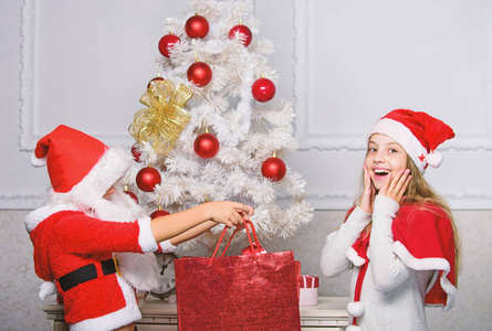 拆礼物的男孩圣诞老人带来一些礼物.打开圣诞礼物的包装.圣诞快乐.