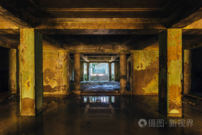 阴暗的腐烂被雨水淹没了废弃的建筑