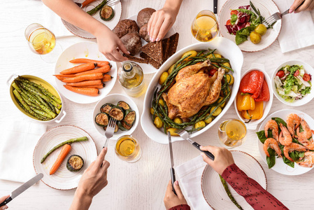 朋友们在餐桌边吃饭,俯视照片