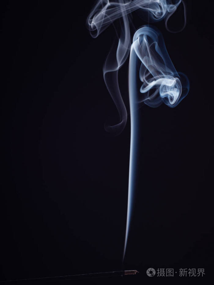 燃烧的香和白烟孤立在黑色背景上近距离观看白烟结构芳香棒的抽象背景