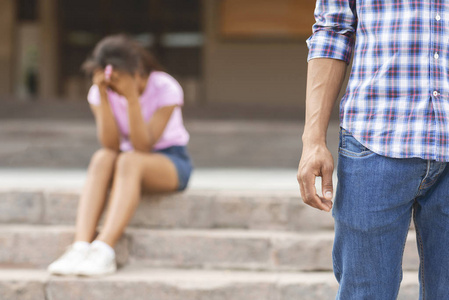 分手.男朋友吵架后离开心烦意乱的女友照片