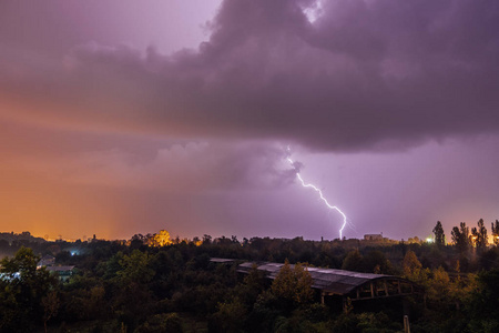 城市雷雨城市上空雷雨时雷击照片