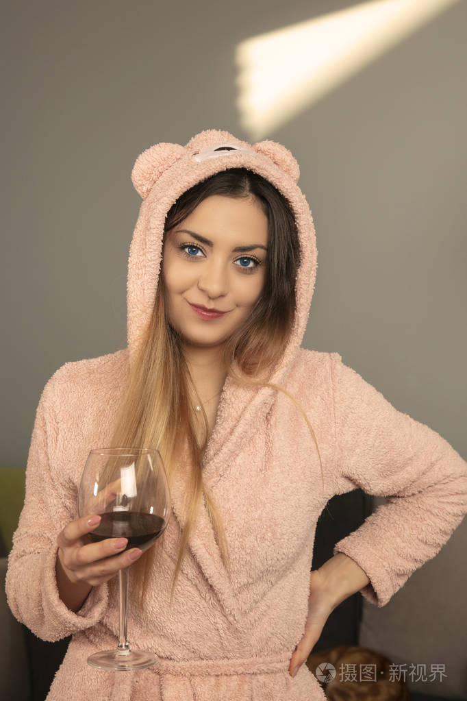 穿着浴袍的小女孩早上喝酒照片-正版商用图片2os33r-摄图新视界