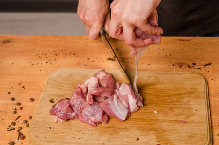 女生手拿菜刀图片