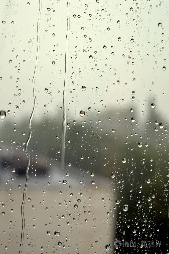 雨点落在窗户上