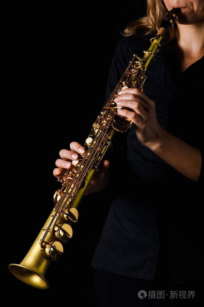 黑色背景下手持女高音萨克斯管