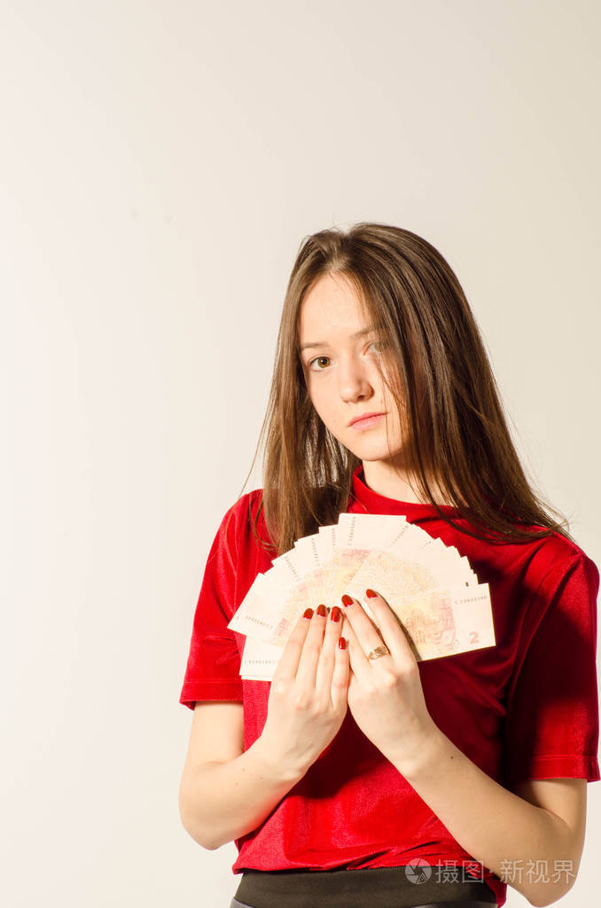 一个性感的黑发女人穿着浅底色的短裙数钱