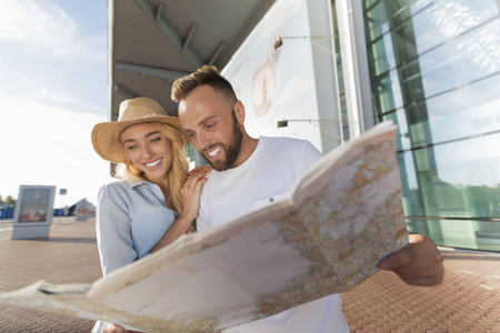 一对夫妇对着机场航站楼看地图图片