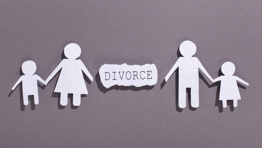 灰色背景下的家庭离婚和子女分离照片