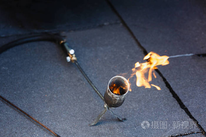 用火加热油毡铺设防水层