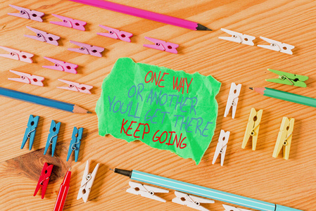 商业照片展示不断尝试成功彩色衣夹纸空提示木地板背景办公室.照片